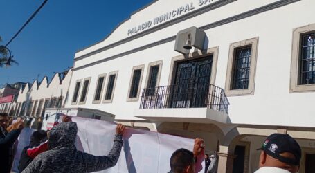 SIN AGUA EN «ACANTTO»; COMPRAN PIPAS Y LES COBRAN POR LOS MEDIDORES