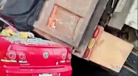 Camino a Ixtlahuaca, volcó un volteo sobre un auto, hubo dos lesionados