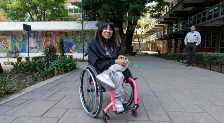 MÁS QUE RAMPAS, SENSIBILIDAD Y RESPETO PIDE MARÍA ÁVILA, UNIVERSITARIA EN SILLA DE RUEDAS