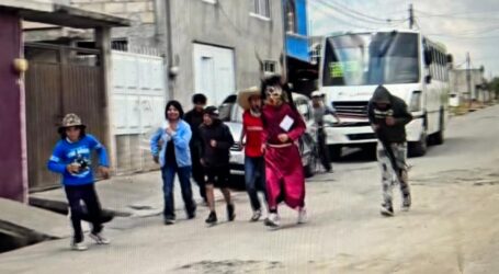 Habitantes de la zona norte de Toluca participan en la tradicional «búsqueda» de Judas Iscariote.