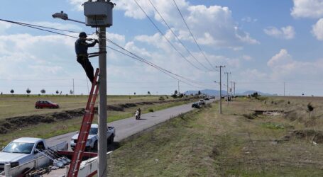 Amplía Gobierno local red de alumbrado hacia comunidades lejanas del municipio
