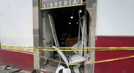 CONDUCTOR EBRIO INTENTÓ METER EL AUTO AL MUSEO VELASCO