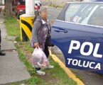 Detienen a mujer por tirar basura en la vía pública en Toluca