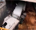 Caos vial en Alfredo del Mazo volcó un trailer