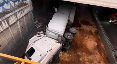 Caos vial en Alfredo del Mazo volcó un trailer