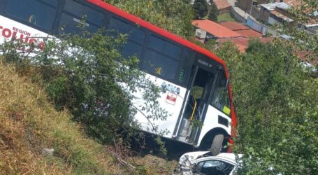 2 LESIONADOS, AL CHOCAR Y DESBARRANCARSE UN AUTOBÚS DEL NORESTE Y UN AUTO PARTICULAR