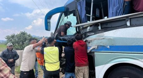 7 LESIONADOS AL CHOCAR DE FRENTE UN AUTOBÚS Y UN TRÁILER EN ATLACOMULCO