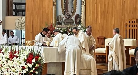 + Monseñor Guillermo Fernández Orozco cumplió 50 años de ejercicio sacerdotal; nacido en Michoacán es ya Toluco y además le va a los Diablos Rojos. Su vida y sus logros