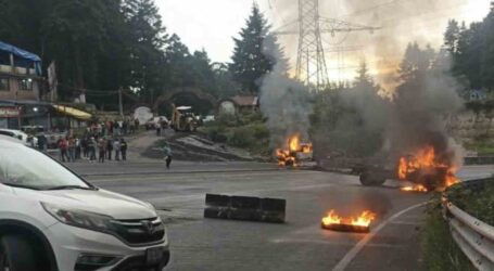 TENSIÓN EN LA MÉXICO-TOLUCA, QUEMAN DOS CAMIONETAS DE TALADORES ILEGALES