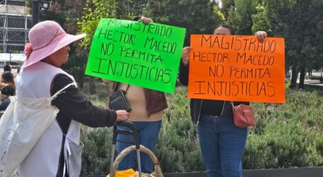 PROTESTAN FAMILIARES DE LOS DETENIDOS POR VENDER PLAZAS EN LA SRÍA. DE EDUCACIÓN