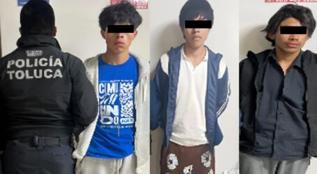 Recuperan vehículo robado y detienen a tres en Toluca