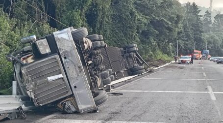 DOS LESIONADOS Y BLOQUEO VIAL DEJÓ UN CHOQUE EN OCOYOACAC