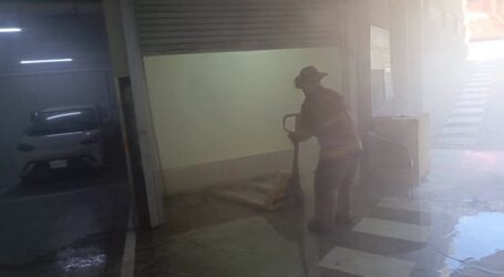 ARDIÓ CUARTO DE ALMACENAMIENTO DE LA AGENCIA AUTOMOTRIZ BYD
