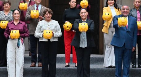 Recibe Martha Camacho la alcancía  Teletón en representación del Congreso