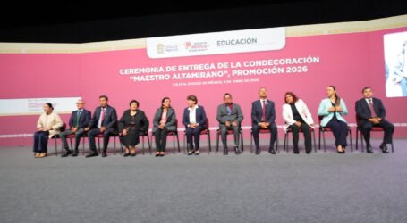 Asiste Martha Camacho a condecoración de docentes por años de servicio