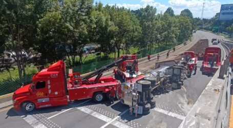 Volcó Pipa en la México-Toluca, a la Altura de Ocoyoacac; chofer, lesionado