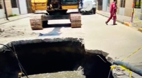 SOCAVÓN DE GRANDES DIMENSIONES AGOBIA A VECINOS DEL FRACCIONAMIENTO LAS MISIONES