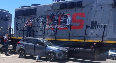 CAMIONETA PARADA EN LA VÍA SE LA LLEVÓ EL TREN, EN ALDUCIN