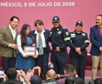 Atestiguan congresistas entrega de becas para hijas e hijos de policías