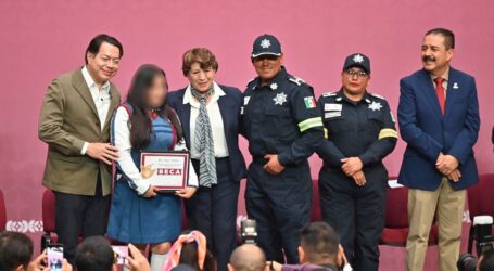 Atestiguan congresistas entrega de becas para hijas e hijos de policías