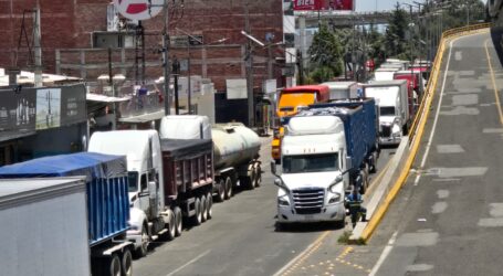 ¡Fuera Delfina! Pide personal de Salud sin pago y bloqueó varias carreteras