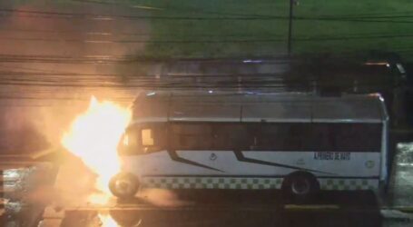 Se incendió un autobús frente a Chedraui en Gpe Victoria, Metepec