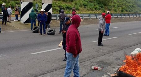 Bloquean la Toluca-Tenango vecinos De Balderas que ya no soportan baches