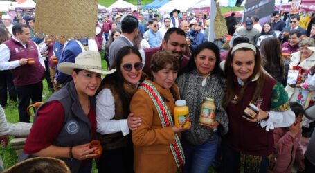 Acompañan congresistas la entrega del Camino La Marquesa-Tenango
