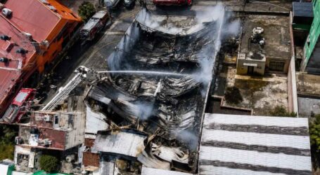 Sofocan Bomberos (que antes corrían) incendio En una bodega ilegal de desechos industriales