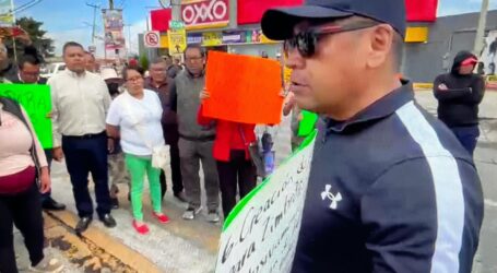 POR DESABASTO DE AGUA CIERRAN AVENIDA LÓPEZ MATEOS EN SAN LUIS MEXTEPEC