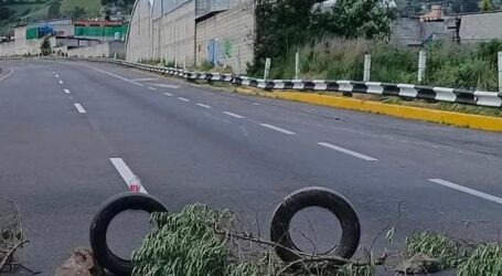 PARALIZARON AUTOPISTA A IXTAPAN PORQUE PUEBLO NUEVO ESTÁ EN RUINAS