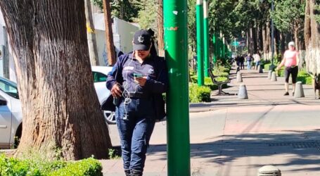 EN PASEO COLÓN, ADEMÁS DE SOSTENER EL  POSTE, LA POLICÍA SIEMPRE VIGILA… SU CELULAR