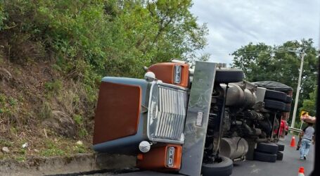 Volcó un tráiler que llevaba alimento Para ganado en la Tenango-Tenancingo