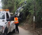 2 lesionados graves al caer un Auto en pendiente de 60 metros