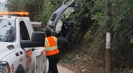 2 lesionados graves al caer un Auto en pendiente de 60 metros