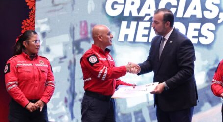 Reconocen a Bomberos de Toluca e instancias aliadas luego de sofocar incendio en bodega
