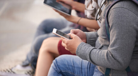 De la pantalla a la agresión: Como los discursos de odio y contenido violento en redes pueden moldear la conducta de adolescentes y jóvenes