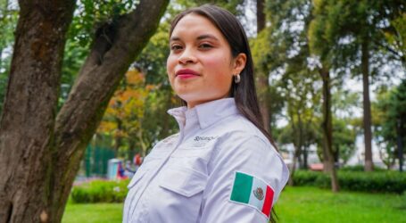 KARLA MARBETH RIVERA GONZÁLEZ, LA VOZ DE LA SSEM EN EL DESFILE
