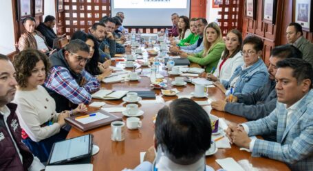 Mantiene Ricardo Moreno el paso y da seguimiento a obras