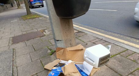 También en Cardiff, Capital de Gales, Se acumula la basura por doquier