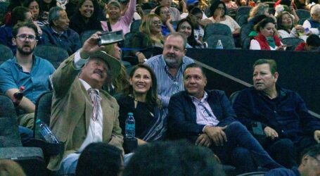 El alcalde acudió al Teatro Morelos para disfrutar junto con la ciudadanía del concierto de la OFiT
