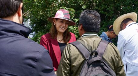 Acerca Presidenta del DIF Toluca, Rocío Pegueros servicios  de salud a San Diego de los Padres Cuexcontitlán