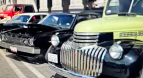Exhibición de vehículos antiguos Y bien cuidados, frente a Palacio