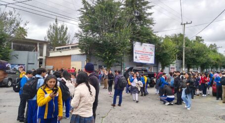 DECENAS DE ESTUDIANTES DESALOJADOS EN LA COLONIA MORELOS, POR PRESUNTA FUGA DE GAS