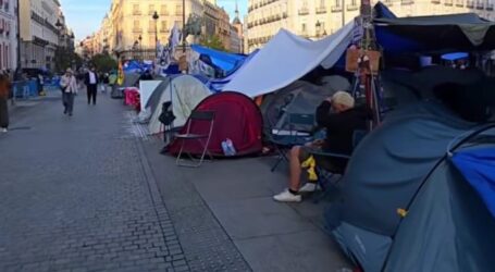 La Puerta del Sol, en Madrid, un mar casas de  Campaña, olores del cuerpo y calles como sanitarios
