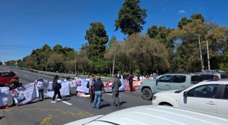 Totalmente paralizada la circulación en ambos sentidos de la autopista México-Toluca