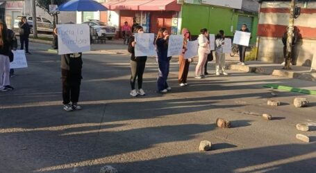 PADRES DE FAMILIA TOMAN ESCUELA EN METEPEC, POR UN MAESTRO ACOSADOR