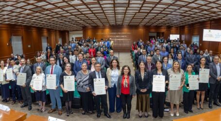 UAEMéx reconoce a 12 egresadas y egresados por su trayectoria y contribución social