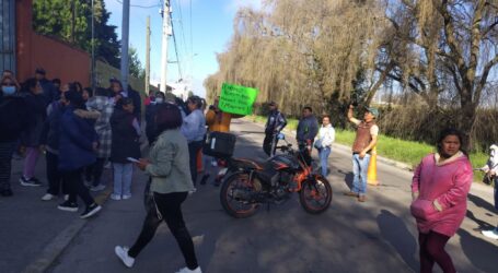 TRUENAN PADRES DE FAMILIA DE LA ESCUELA  DE TOTOCUITLAPILCO CONTRA LA DIRECTORA